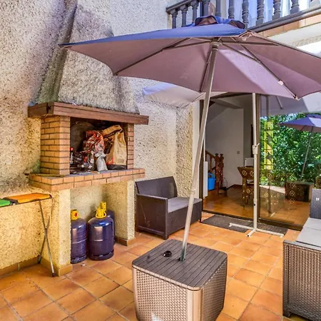 Holiday home 5 Bedroom Cozy In Montricoux