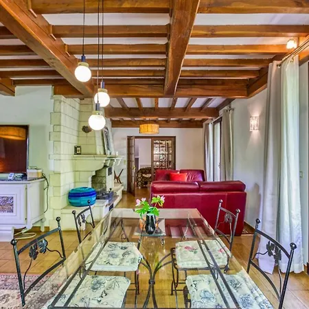 5 Bedroom Cozy In Holiday home *
