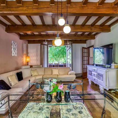 5 Bedroom Cozy In Holiday home *
