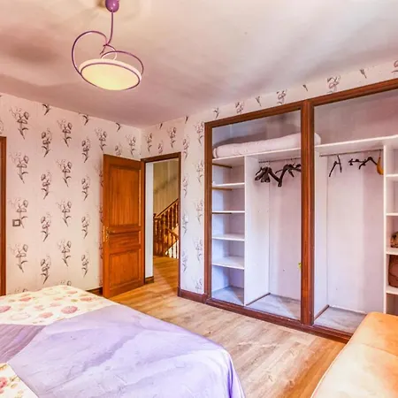 5 Bedroom Cozy In Holiday home *