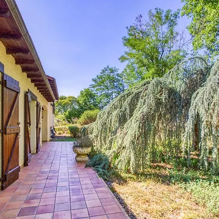 5 Bedroom Cozy In Montricoux